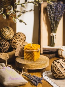 ŚWIECA KOSTKA Z PSZCZOŁĄ 130G